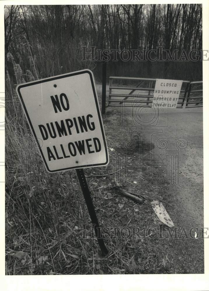 1988 Press Photo Signs and Gate near Clay, New York Landfill - sya58855- Historic Images