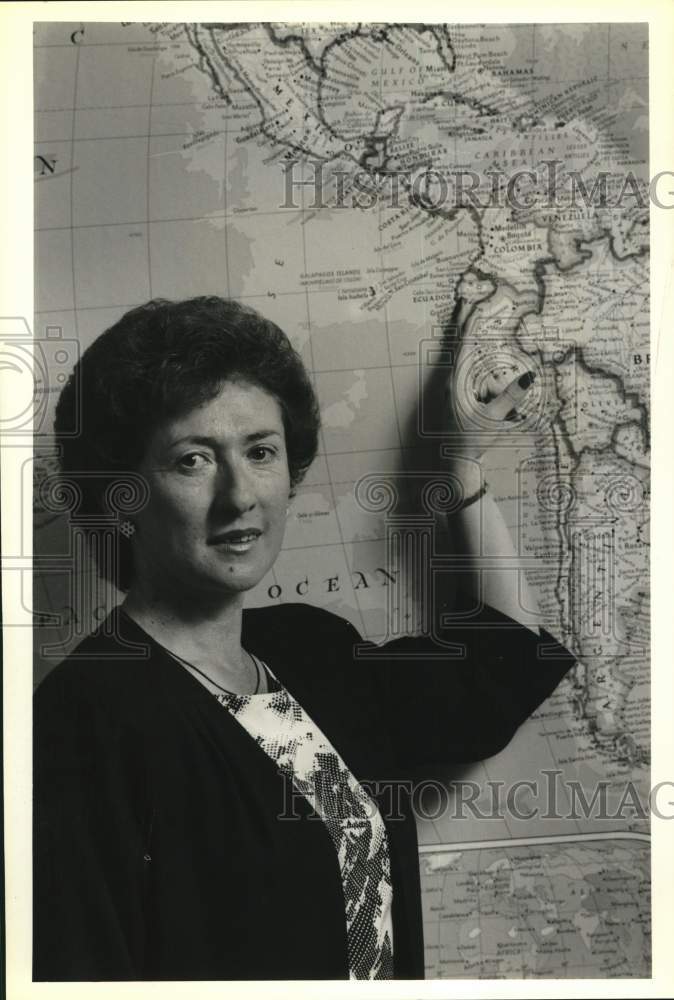 1989 Press Photo Maria de Lourdes Fallace points to Ecuador on a Map - sya59517- Historic Images