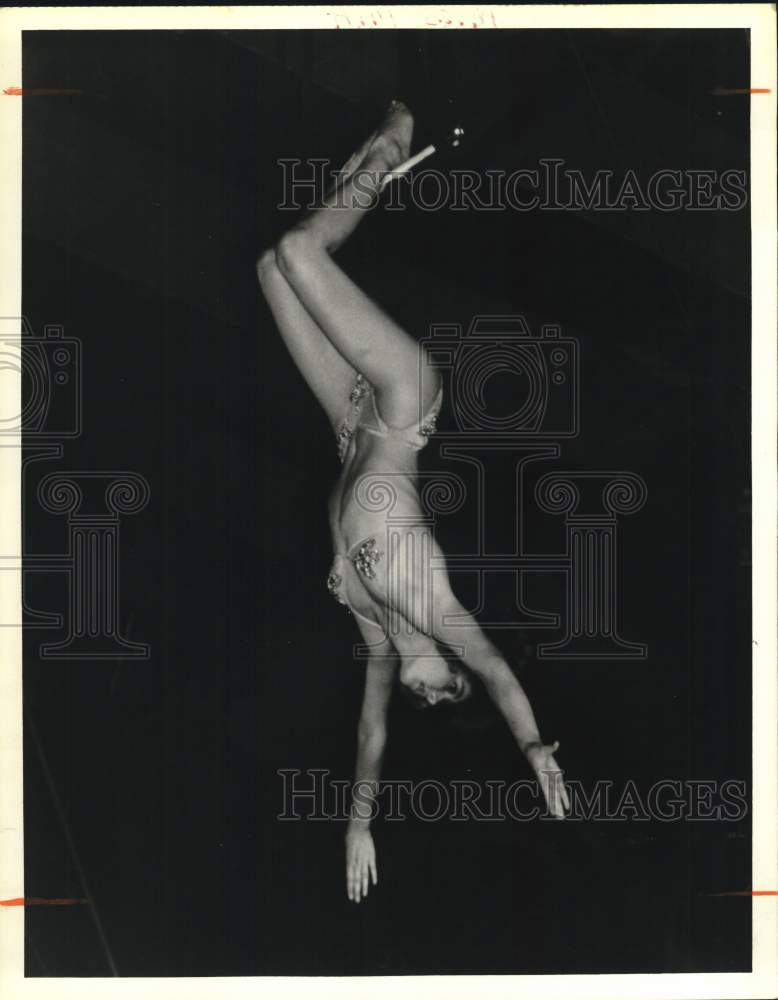 1985 Press Photo Circus Aerialist Miss Mia at Performance - sya60000- Historic Images