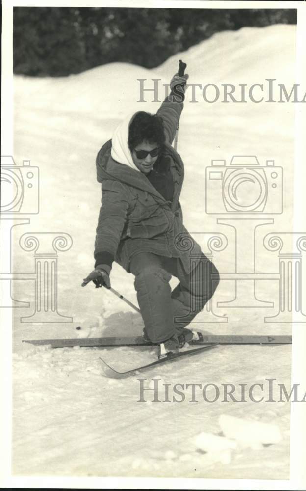 1988 Press Photo Student Stephanie Dunlap Skiing at Drumlins Country Club- Historic Images