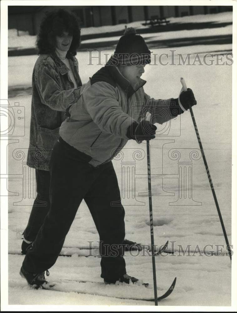 1988 Press Photo Sherry Locy Helps Roger Pullen Cross Country Ski, Oswego- Historic Images