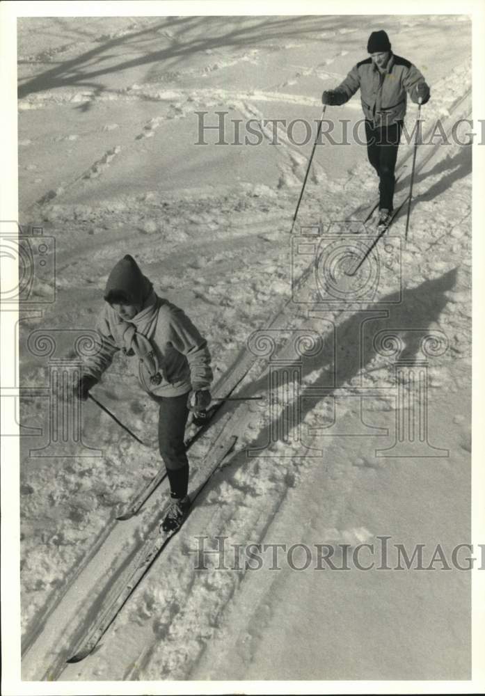 1986 Press Photo Pam Brotherton &amp; Mike McLean Cross Country Ski at Syracuse Park- Historic Images