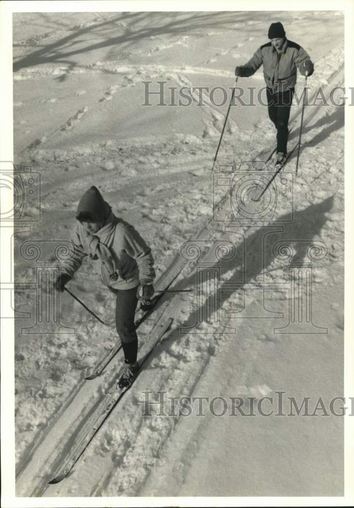 1986 Press Photo Pam Brotherton & Mike McLean Cross Country Ski at Syracuse Park- Historic Images