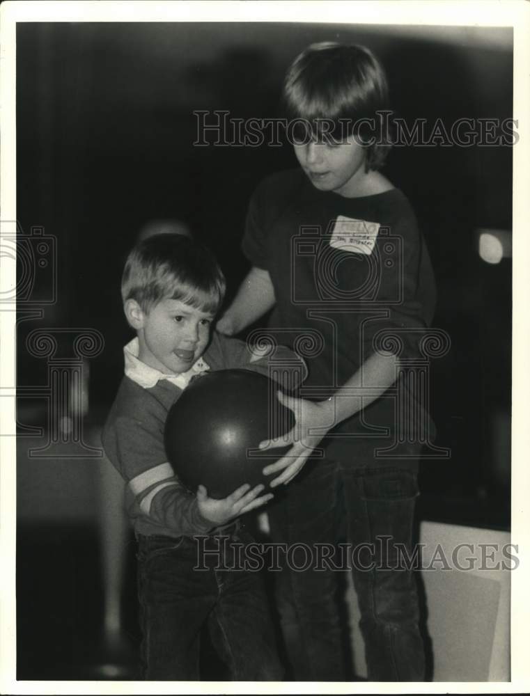 Press Photo David Mastin Huppertz gets help from Linda McAllaster in Bowling- Historic Images