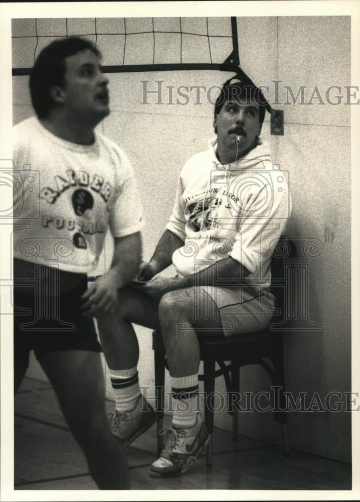 1989 Press Photo Rick Ellison Referees Wallyball Match at Liverpool YMCA- Historic Images