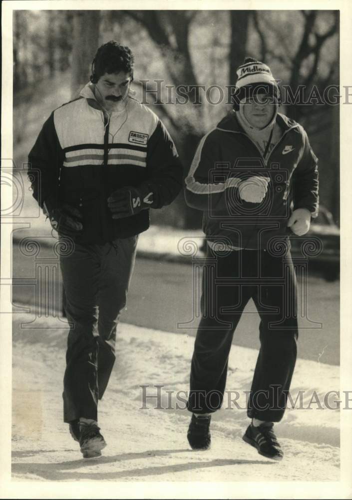 1986 Press Photo Jose Betancourt &amp; Jim Hall Jog with Sony Walkmans in Syracuse- Historic Images