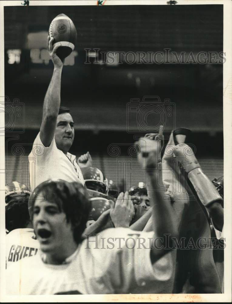 1981 Press Photo New York-High School football team celebrates championship win- Historic Images