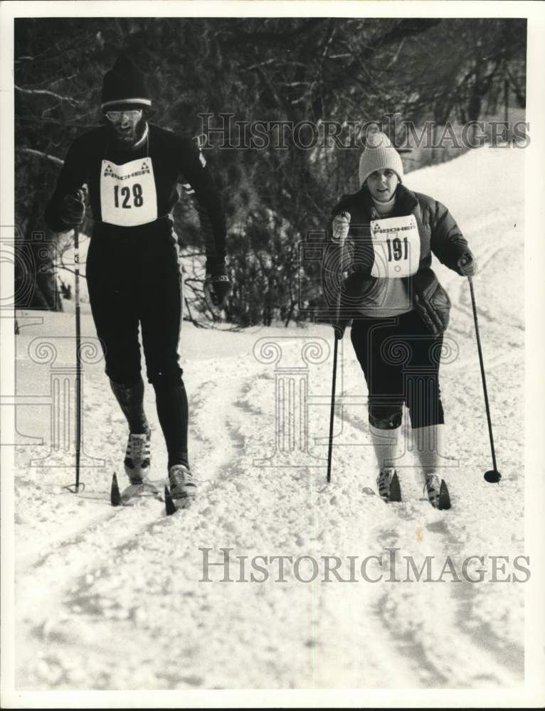 1985 Press Photo Man &amp; Woman Compete in Cross Country Skiing Event - sya61335- Historic Images