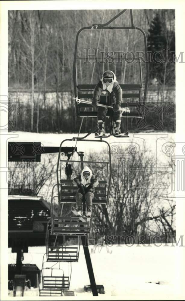 1990 Press Photo Ontario County-Paul and Nathan Woiceshyn on the ski lift- Historic Images