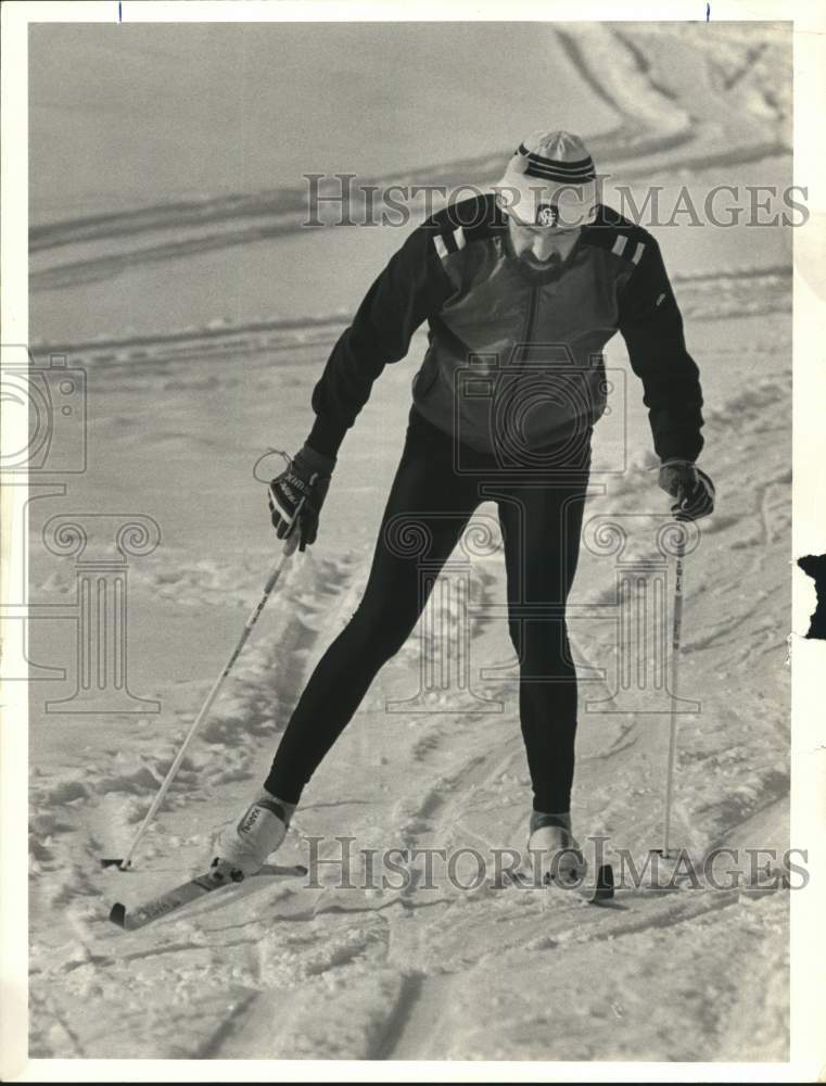 1986 Press Photo Dick Weber Cross Country Skiing at Freewheel Ski Center- Historic Images