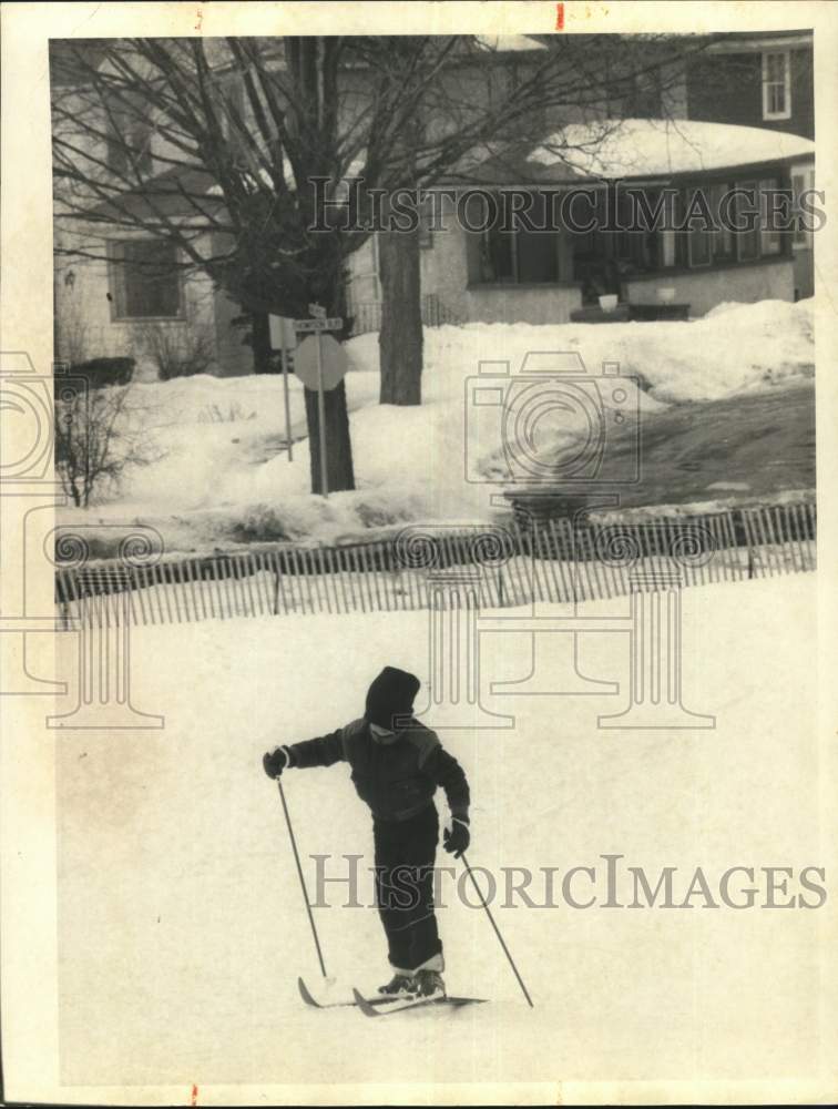 1986 Press Photo Cory Jerry Skiing at Thompson Park in Watertown, New York- Historic Images