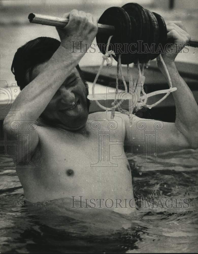 1983 Press Photo Rob Burstein works with weights at Colgate University Class- Historic Images