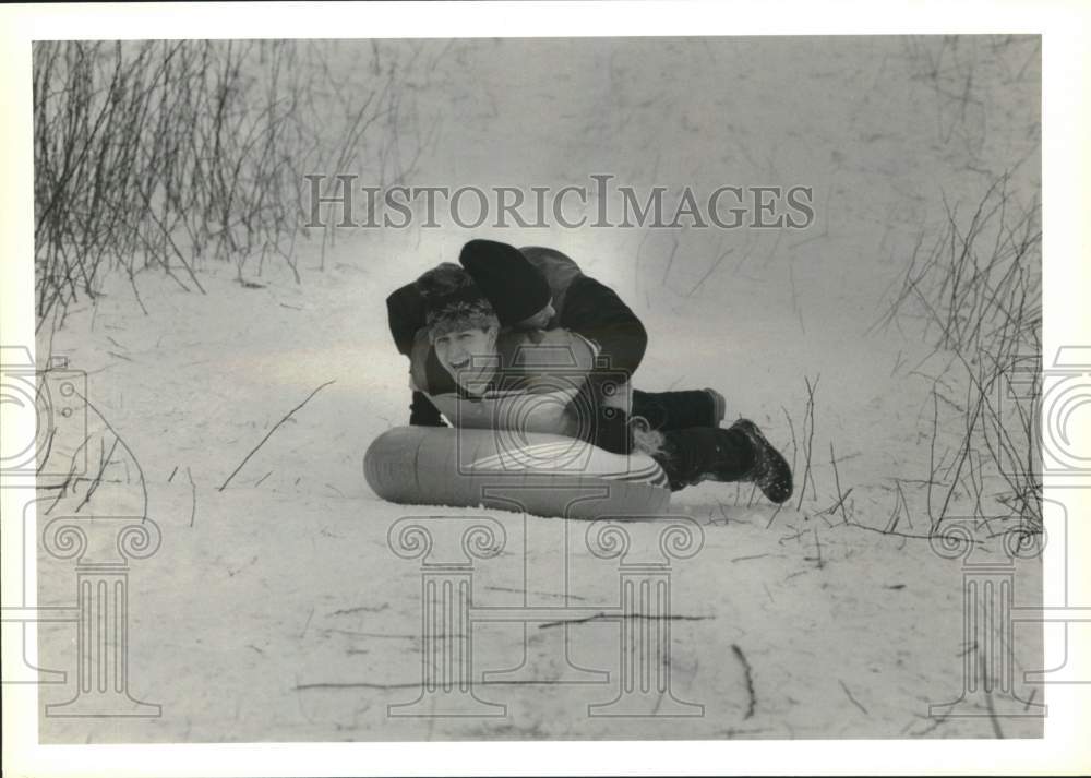 1990 Press Photo Tony &amp; Nathan Parker Go Sledding at Beaudry Park, Cortland- Historic Images