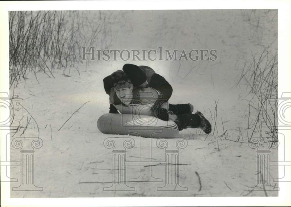 1990 Press Photo Tony & Nathan Parker Go Sledding at Beaudry Park, Cortland- Historic Images