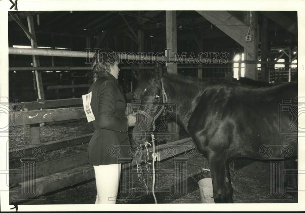 1986 Press Photo Debbie Goddard and Horse at Cortland County Fair Stable- Historic Images