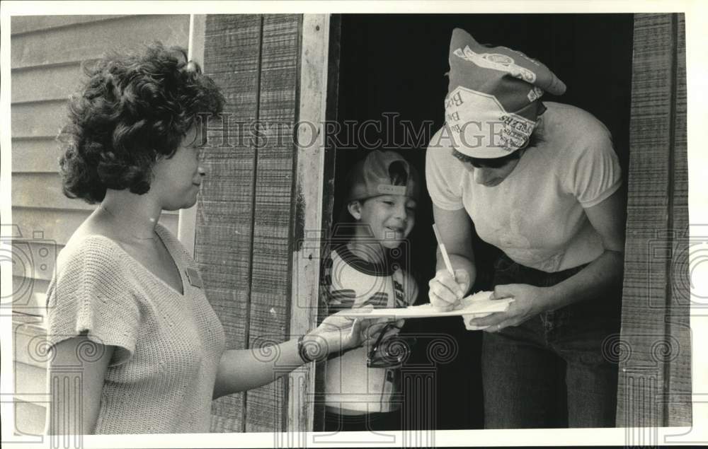 1985 Press Photo Attendance Assistant Marion Brown with Alice Ryder and Son- Historic Images