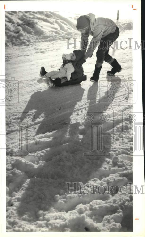 1989 Press Photo Auburn-Pete Maywalt pushes children Sarah and Benjamin on sled- Historic Images