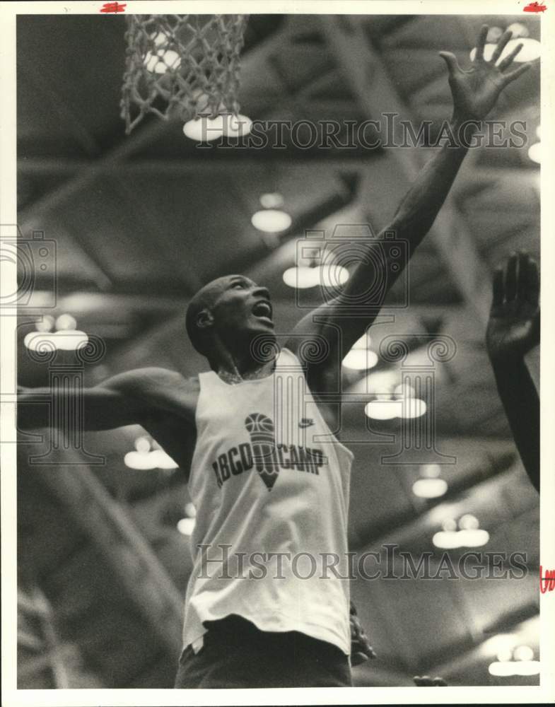 1989 Press Photo Ed O&#39;Bannon, Basketball Player goes up for Shot - sya62625- Historic Images