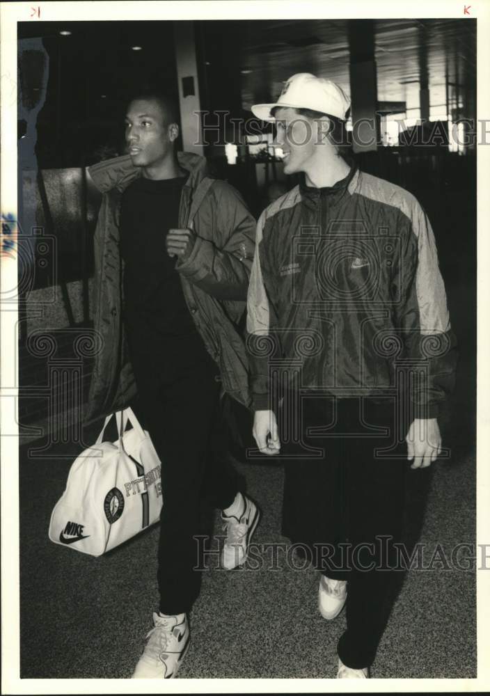 1990 Press Photo Ed O&#39;Bannon and Mike Hopkins arrive at Hancock Airport- Historic Images