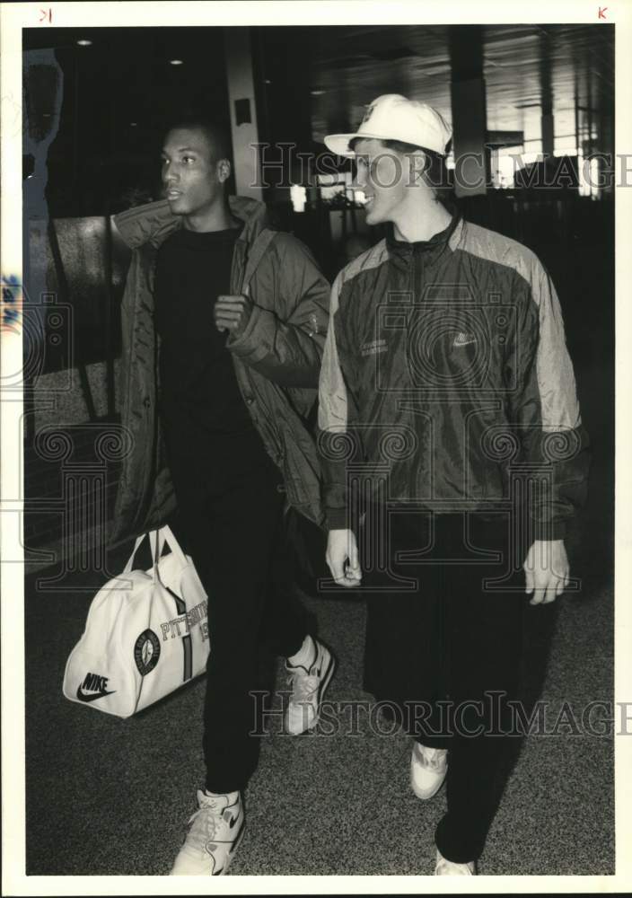 1990 Press Photo Ed O'Bannon and Mike Hopkins arrive at Hancock Airport- Historic Images