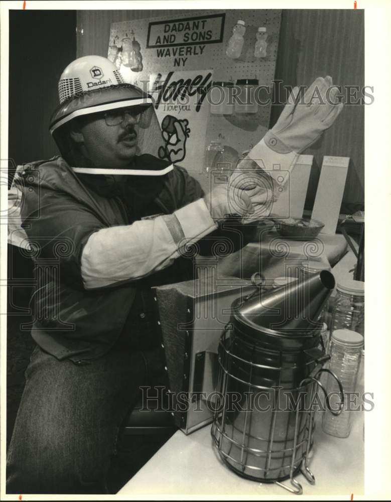 1988 Press Photo Carl Hausknecht demonstrates Bee Keeping Equipment in Liverpool- Historic Images