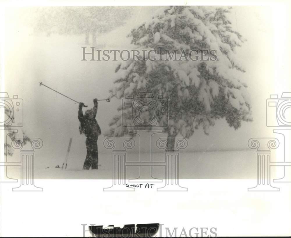 Press Photo Cross Country Skiier during blizzard at Battle Island State Park- Historic Images