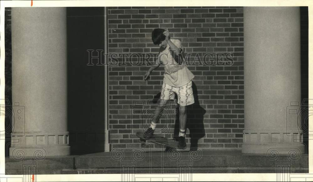 1986 Press Photo Skateboarder Chad Purdy Skating at Moravia High School- Historic Images