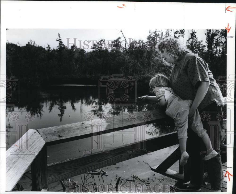 1991 Press Photo Liz and Sarah Karan of Liverpool Visit Bog Nature Area- Historic Images