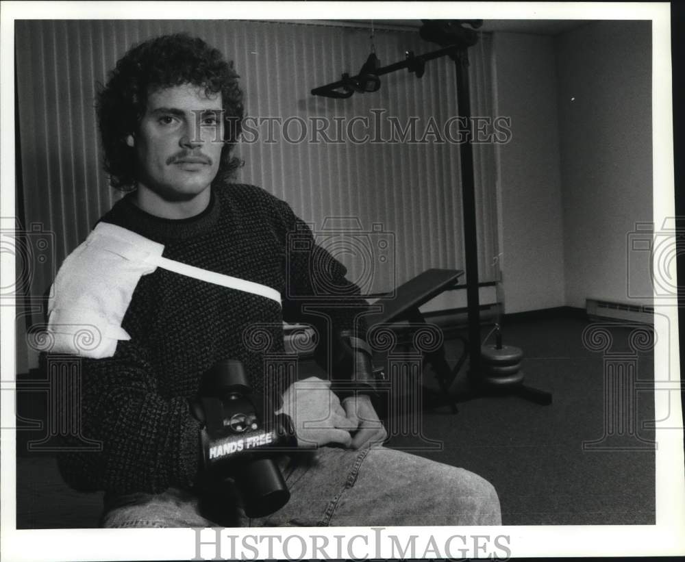 1988 Press Photo Jamie Desmond poses with Hands Free Weight Lifting Machine- Historic Images