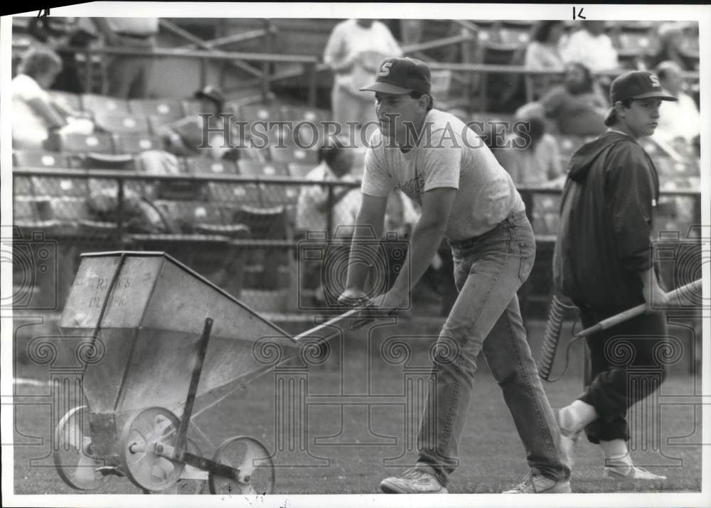 1987 Press Photo Dennis Warner, Chief Groundskeeper at MacArthur Stadium- Historic Images