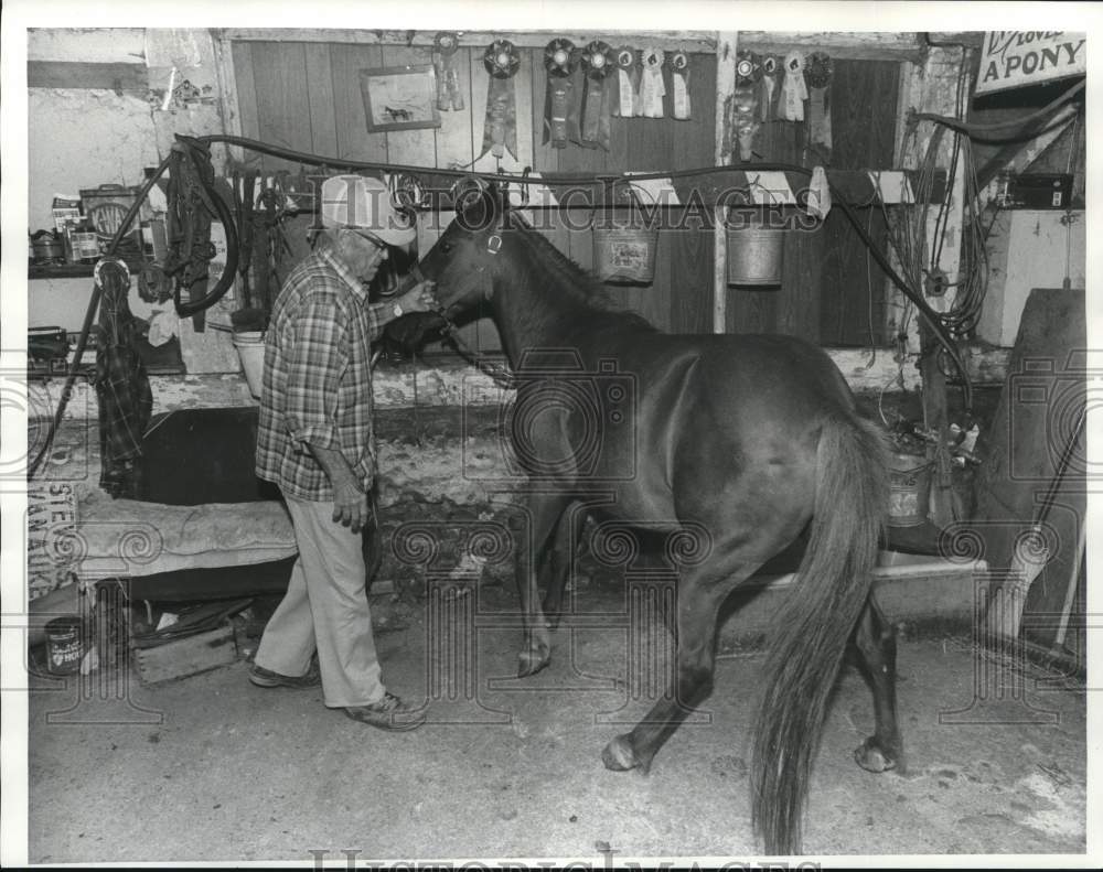 1986 Press Photo Harold Vanauken of Memphis, with Horse, Sandy, inside Barn- Historic Images