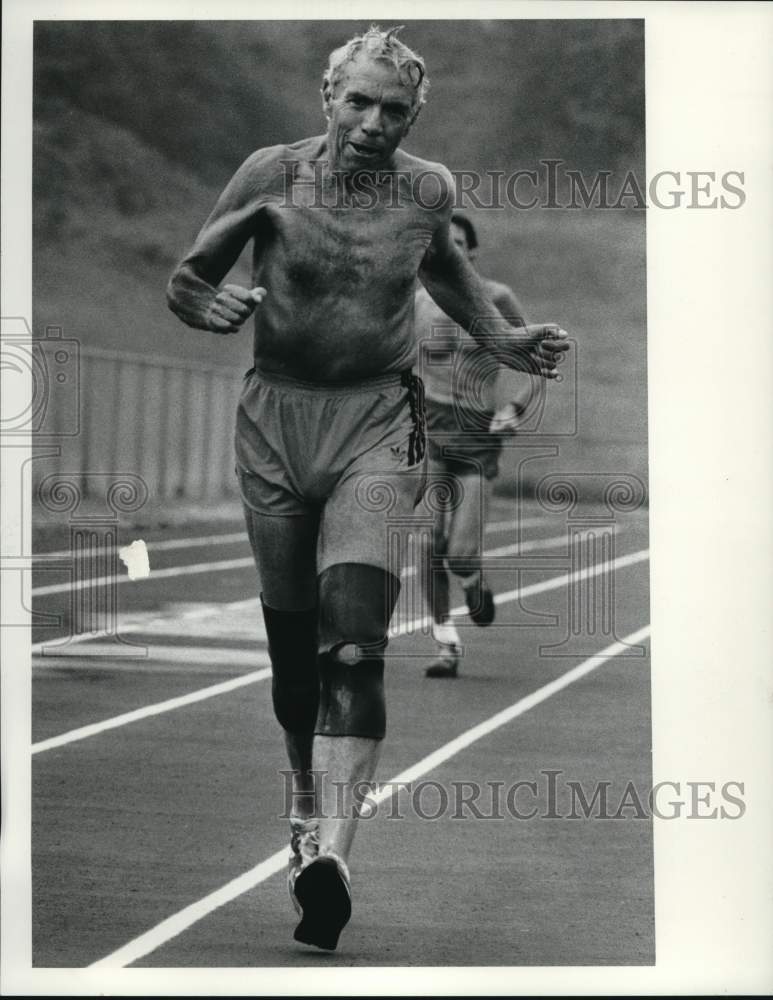 1984 Press Photo Runner Don Brown on Track - sya63976- Historic Images