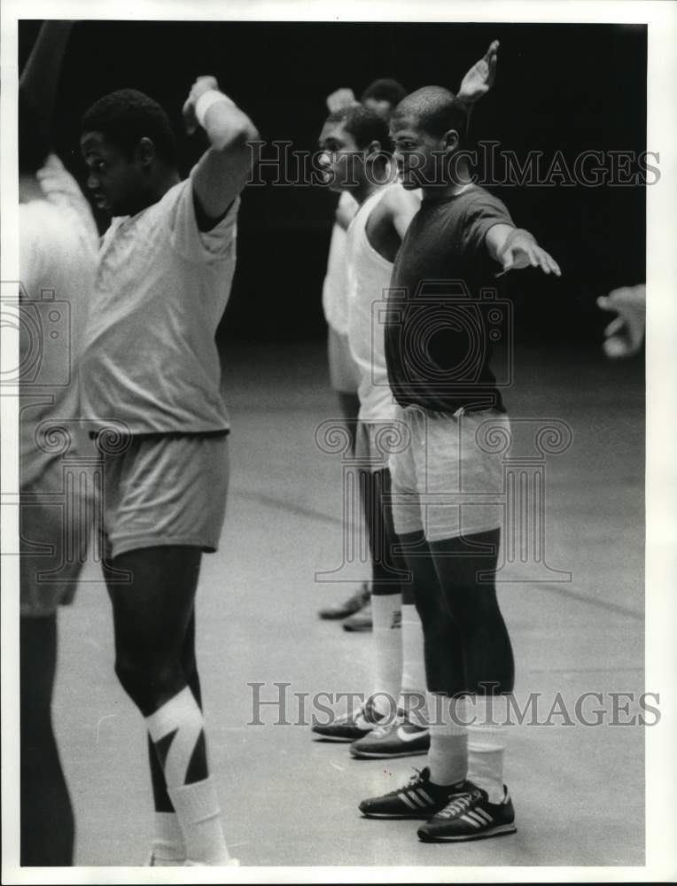 1984 Press Photo Michael Brown, Syracuse University Basketball Player with team- Historic Images