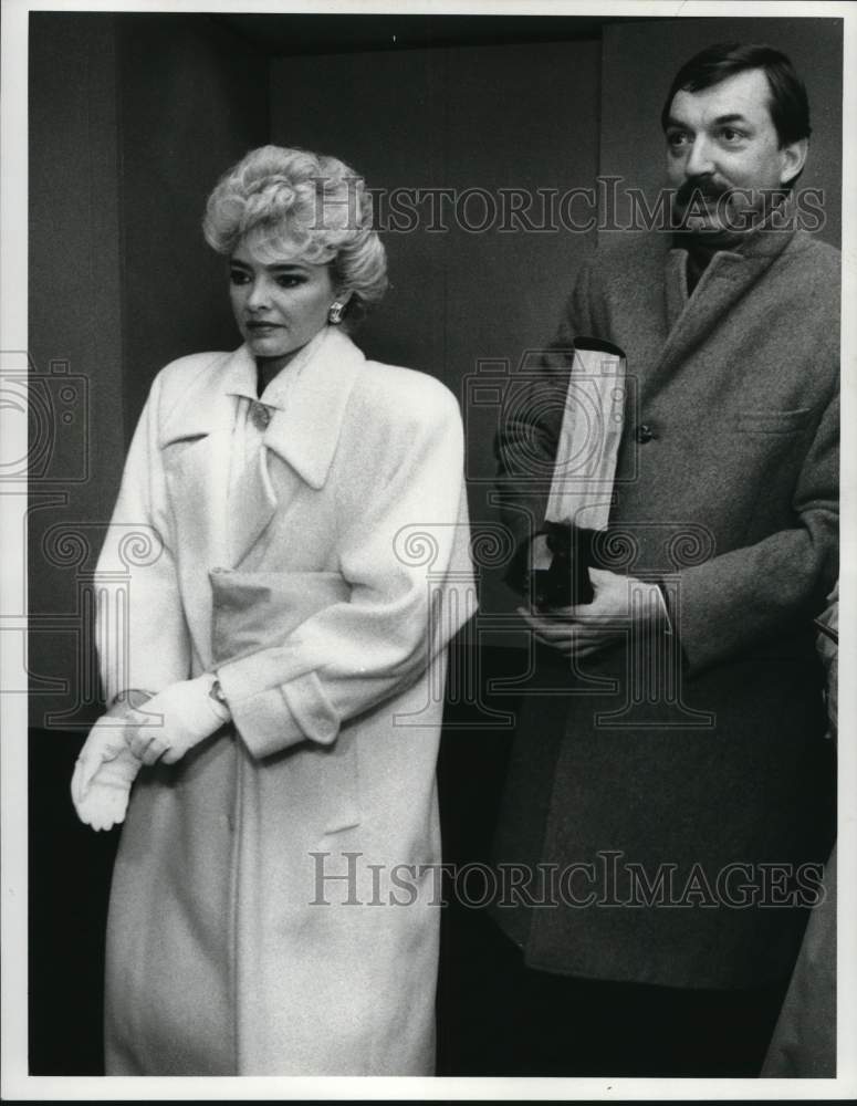 1986 Press Photo William Mastine with Client Dian Brown at Federal Building- Historic Images