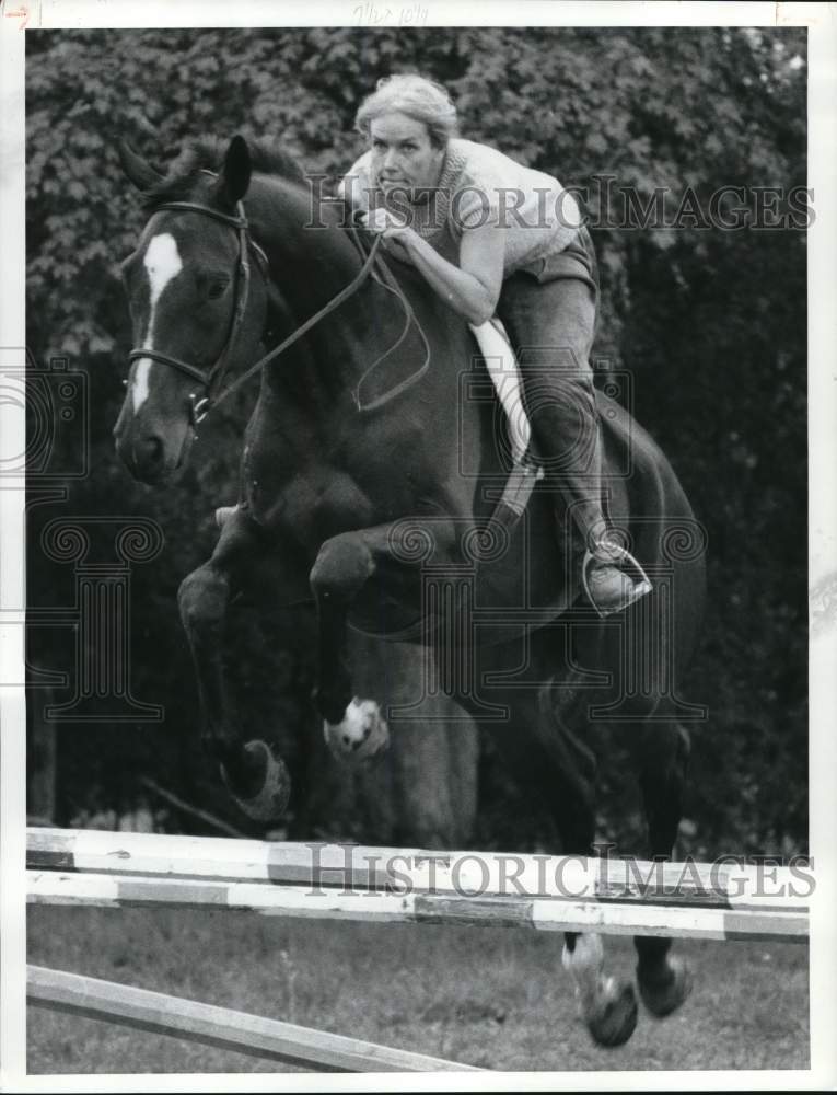 1987 Press Photo Joanne Warner Jumping Barriers on Horse "Haughland" - sya64391- Historic Images