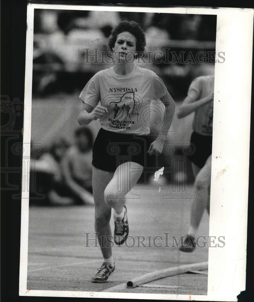 1986 Press Photo Denise Bushallow of Auburn, wins 3000 Meter Track Competition- Historic Images