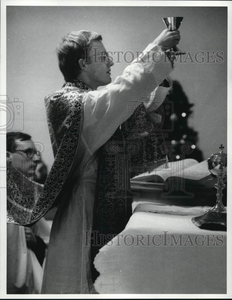 1985 Press Photo Father James William Peek does elevation in Latin Mass, NY- Historic Images