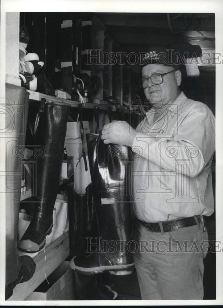1984 Press Photo Charlie Peak of Charlie's Shoe Shop in Kelloggsville- Historic Images