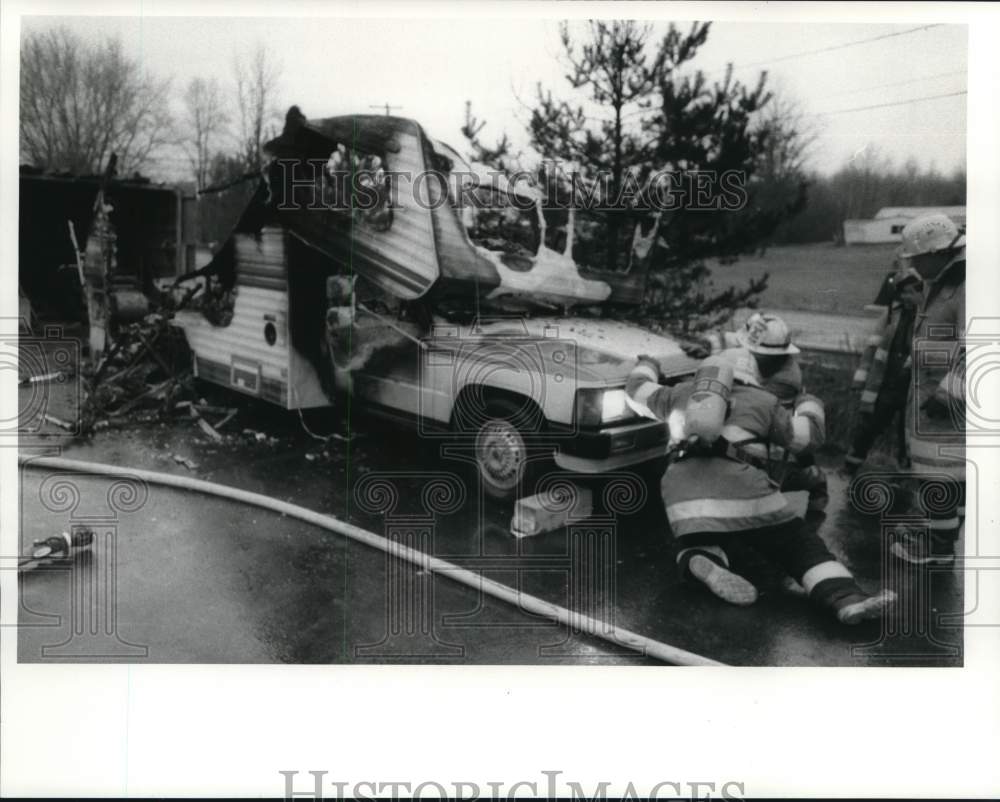 1987 Press Photo Firefighters work Motor Home Fire in Minoa, New York- Historic Images