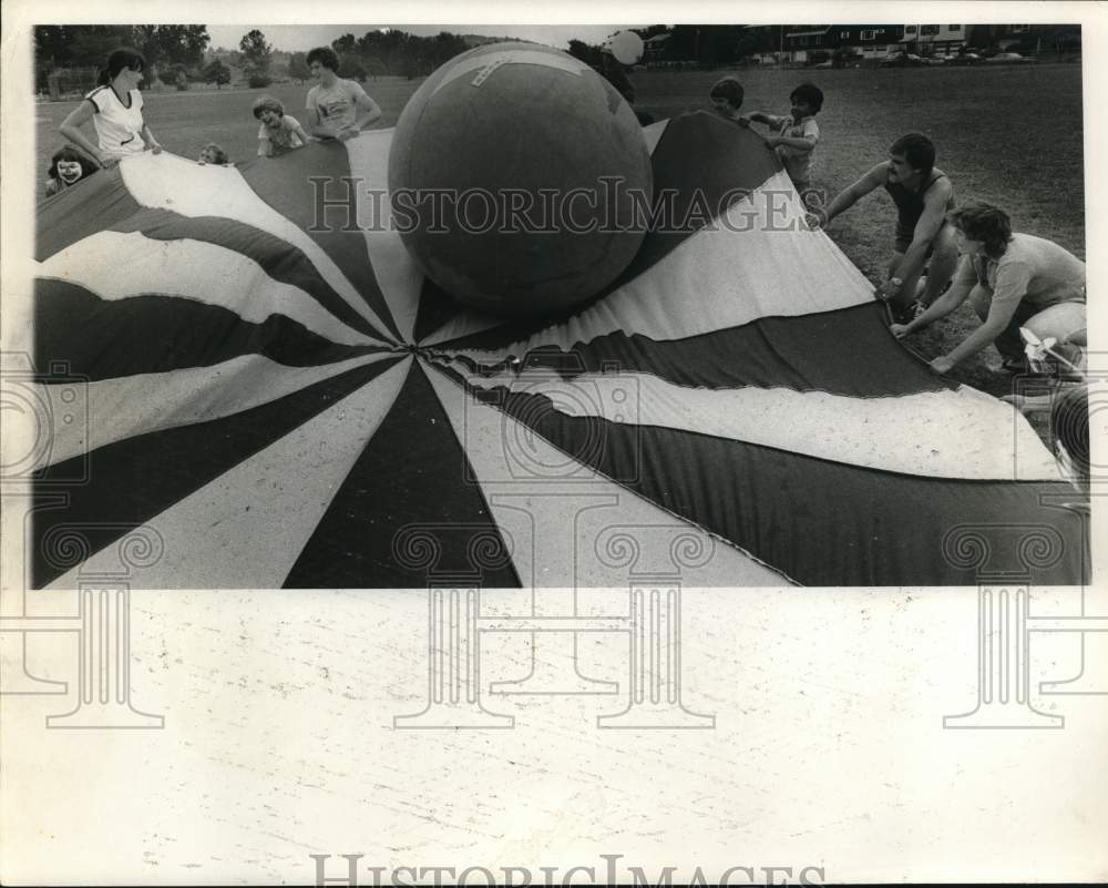 1982 Press Photo Players playing Parachute Ball Game at Summerfest at Berry Park- Historic Images