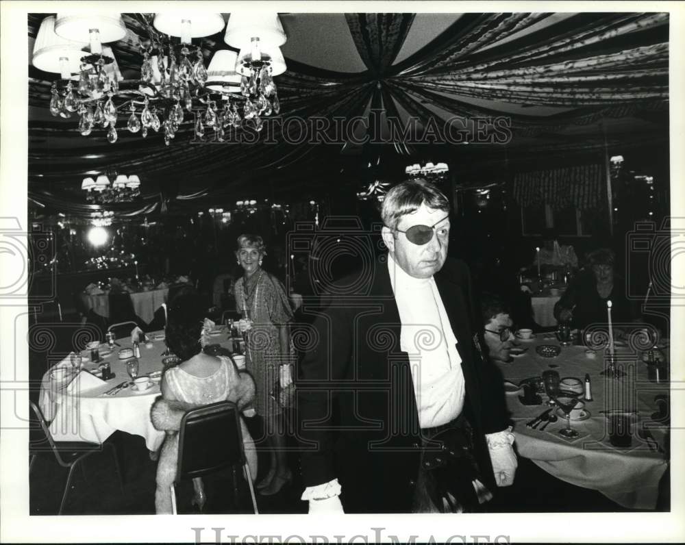 1984 Press Photo H.A. Schramm Wears Costume for Murder Mystery in Pennsylvania- Historic Images