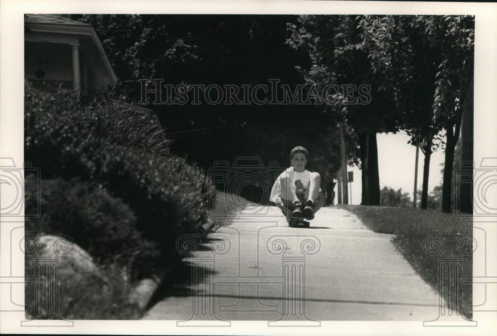 1989 Press Photo David Morey skateboards down Sidewalk in Cortland, New York- Historic Images