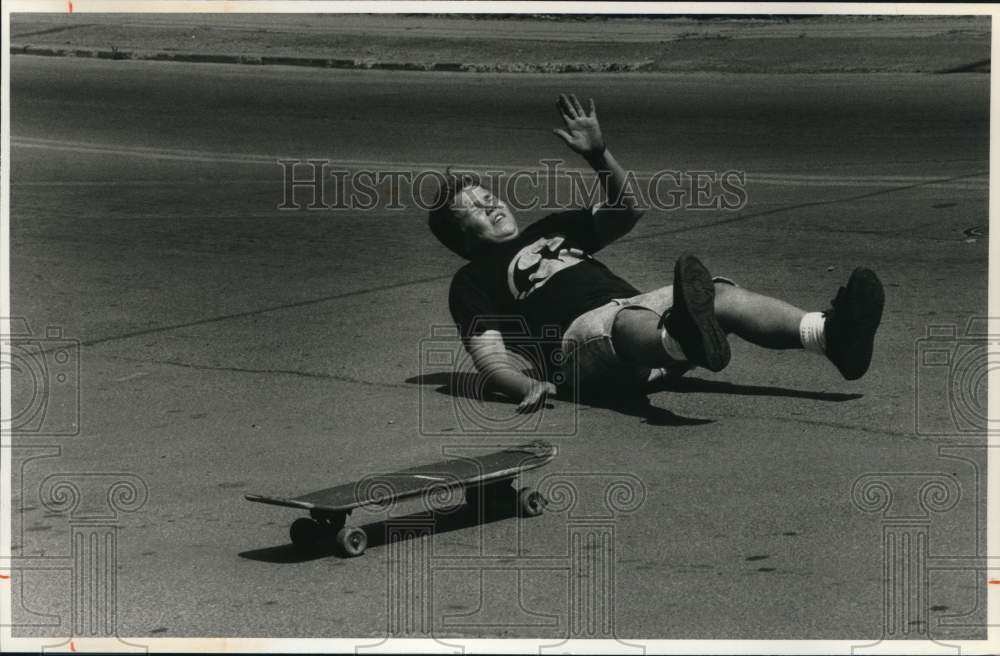 1989 Press Photo David Hoard falls off skateboard in Watertown, New York- Historic Images