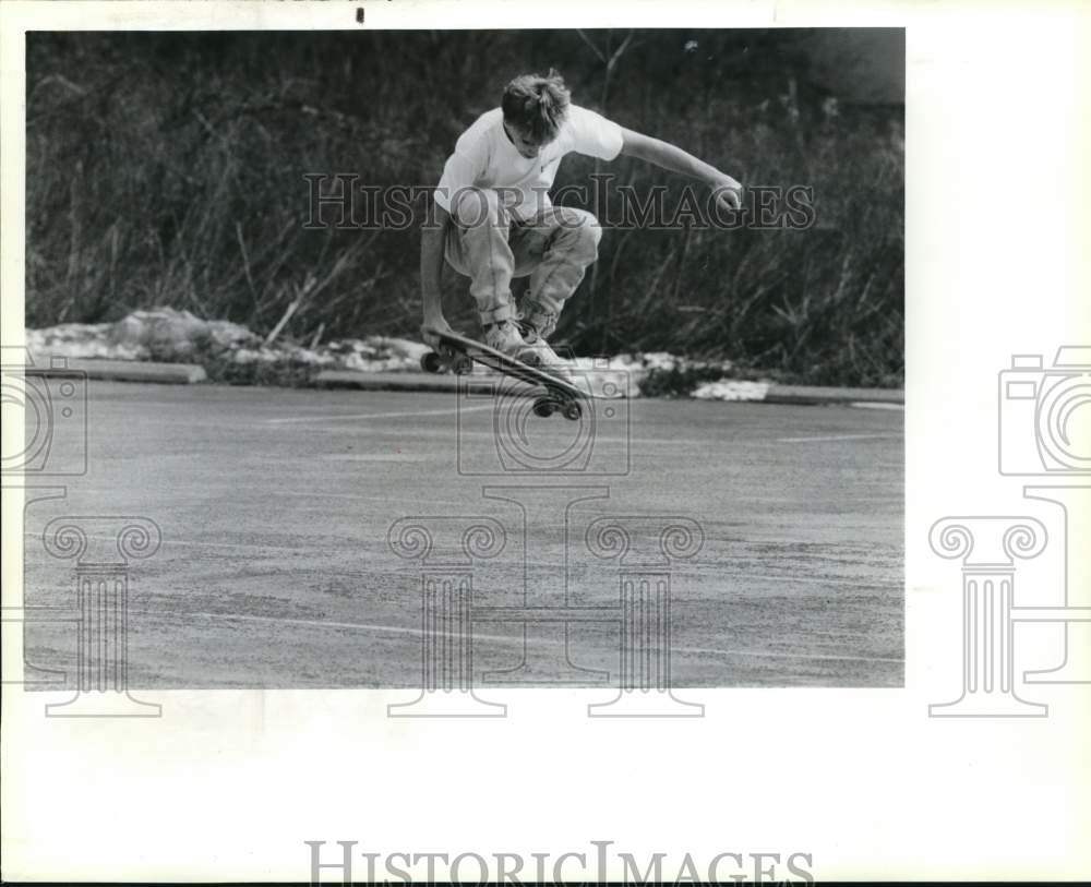 1990 Press Photo Tony Fryo of Chittenango, skateboards in Syracuse, New York- Historic Images