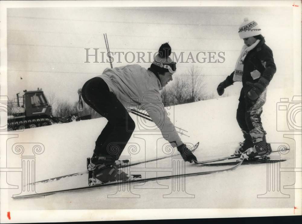 1985 Press Photo Instructor and Student Downhill Skiing at Creek Park- Historic Images