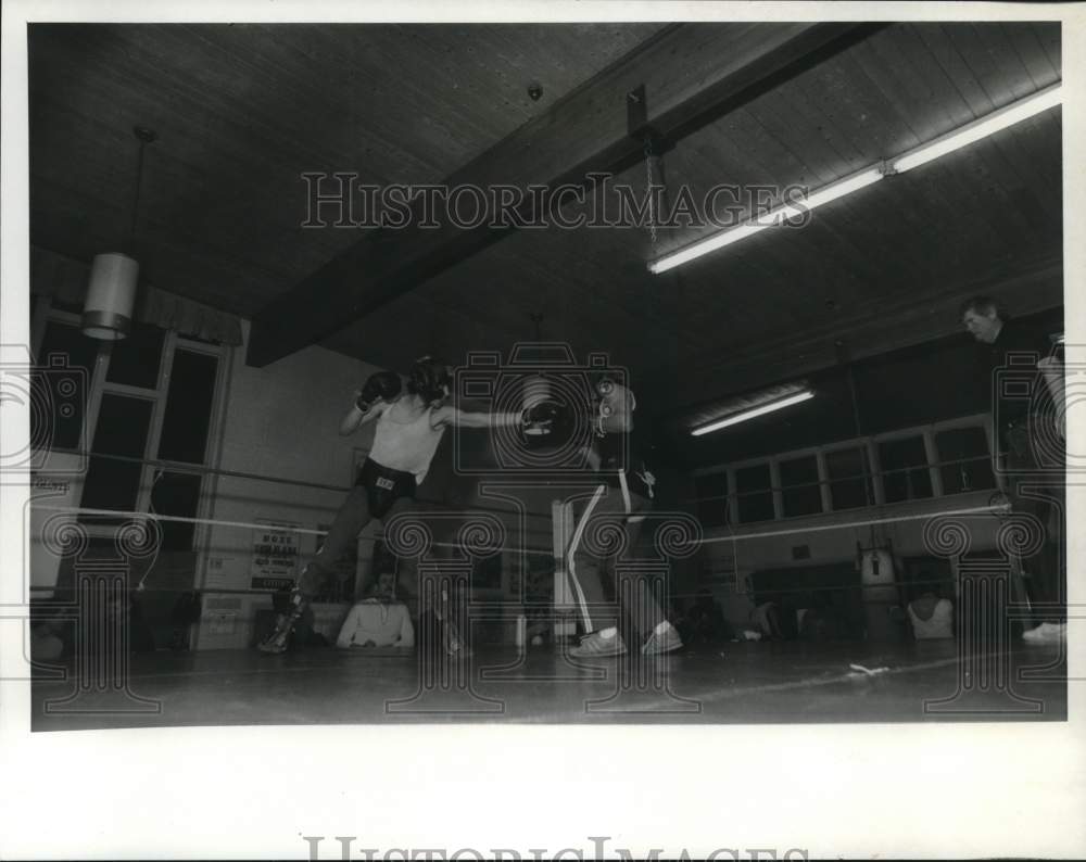 1986 Press Photo Two people Boxing at Fulton Boxing Club - sya65842- Historic Images