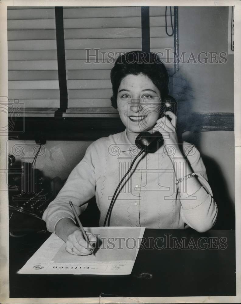 1960 Press Photo Joan Kemeny, Editor of Junior Set at "The Citizen" Newspaper- Historic Images
