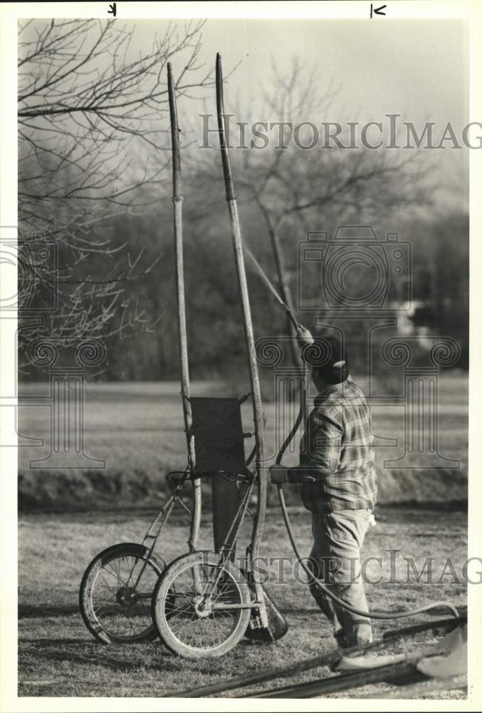 1989 Press Photo Bud Wahl washes Jog Cart after Horse Workout at Vernon Downs- Historic Images