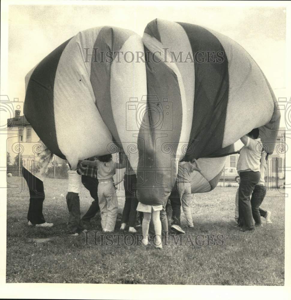 1985 Press Photo Franklin School Children at Onondaga Library for Parachute Game- Historic Images