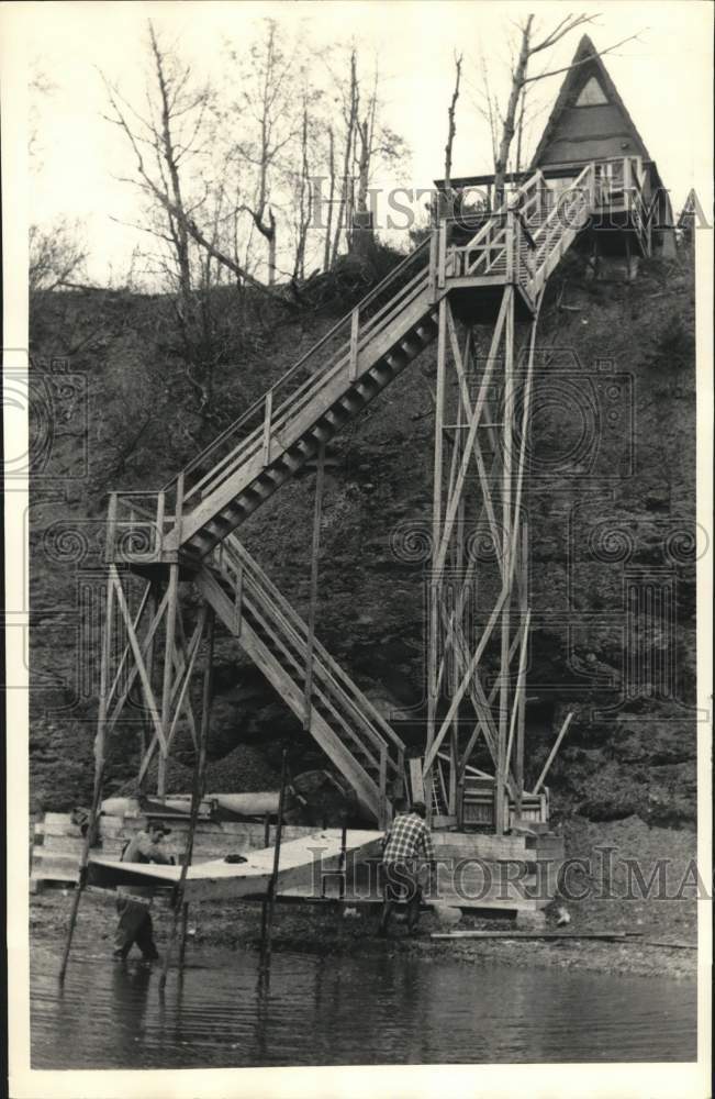 1988 Press Photo Dave Dye and Mark Buehler install Docks on Skaneateles Lake- Historic Images